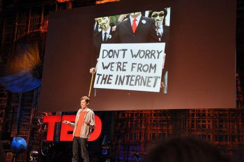 TED会议上演讲。