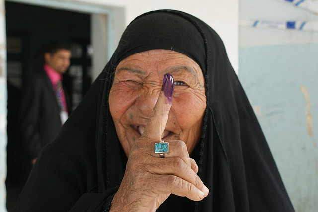 伊拉克妇女在纳西里耶投票by DVIDSHUB | Flickr