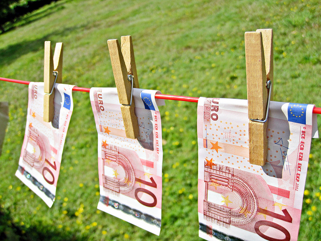 洗钱——欧元图像通过图像钱通过Flickr (CC - 2.0)