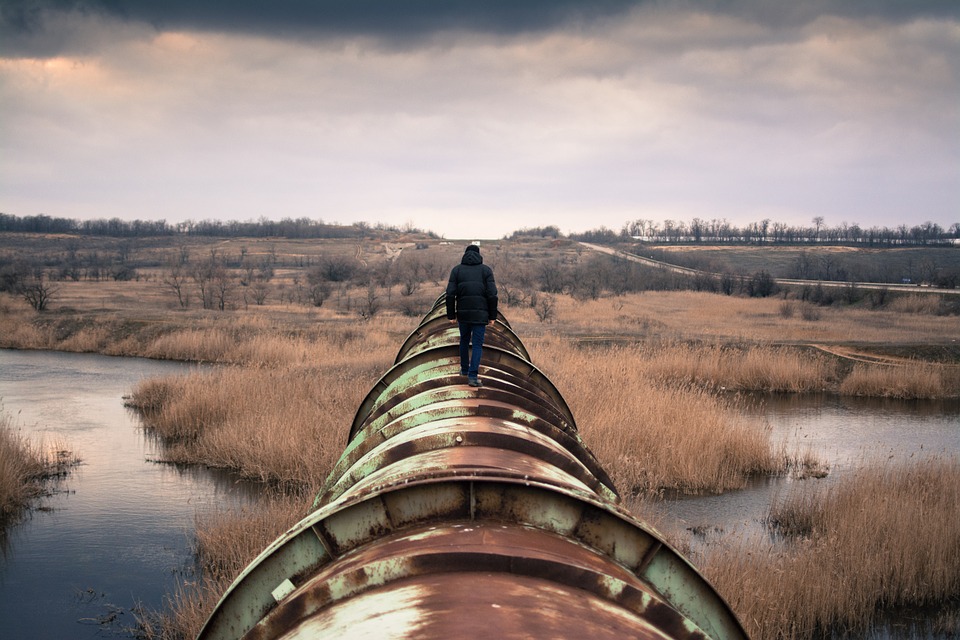 从Pixabay（公共领域）上漫步在石油管道图像上