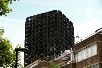 伦敦西部格伦费尔大厦(Grenfell Tower)发生惨烈火灾后，烧焦的废墟。