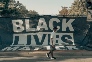“黑人的命也重要”的抗议标语。