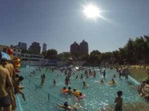 在炎热的夏天去游泳。