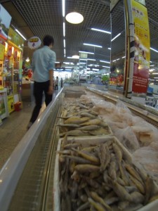 当地市场上有各种各样的海鲜。