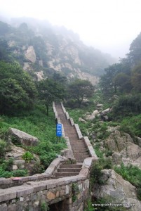 攀登泰山7000多级台阶。