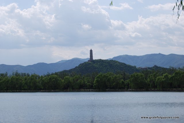 风景秀丽的昆明湖和北京的西山。