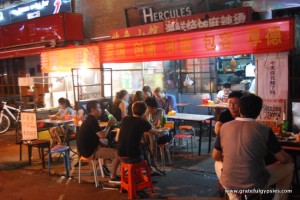 在中国，有时你坐在外面的街道上。