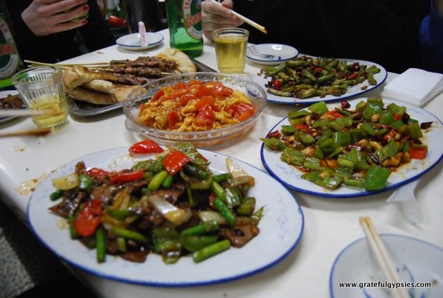 满桌子的食物在新疆餐厅。