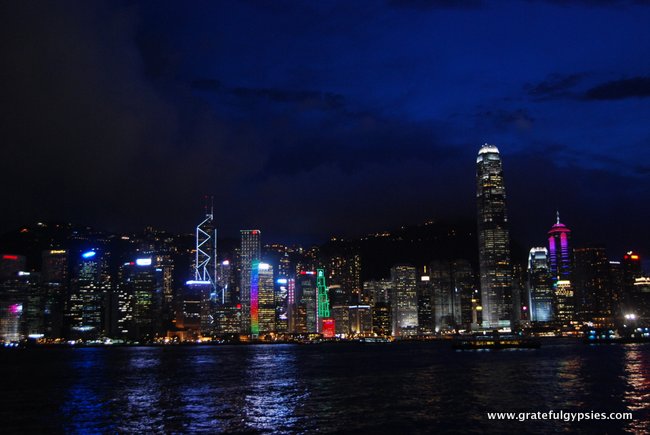 从九龙看香港的夜景。