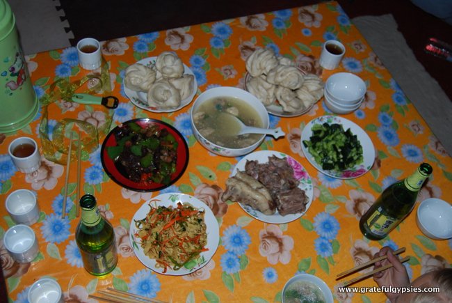 在蒙古包里享用盛宴。