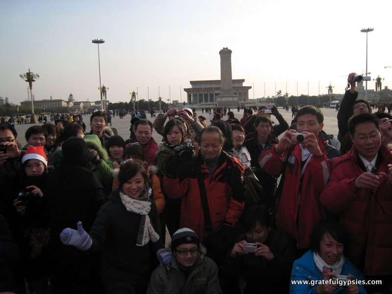 中国人在天安门拍外国人的照片。