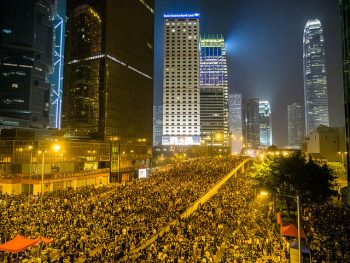 人群聚集在香港。