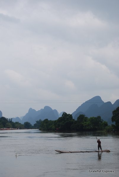 渔夫在竹筏上追赶一只鸭子。