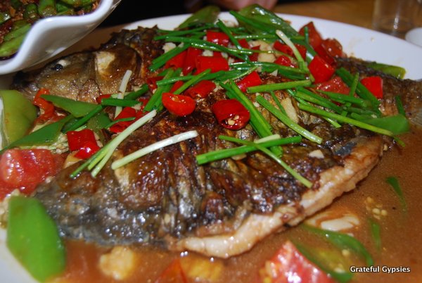 这个镇的特产是啤酒鱼。嗯……啤酒鱼。