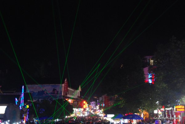 夜光灯照亮了西街。