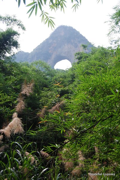 著名的月亮山是徒步旅行的好地方。