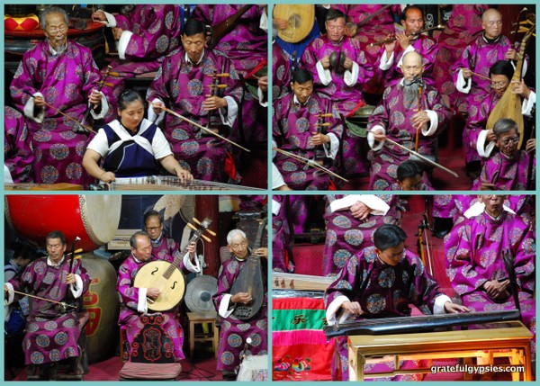 纳西管弦乐队在丽江演奏。