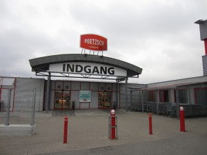 INDGANG(丹麦:入口)在Padborg Poetsch购物中心,德国。