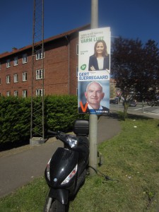 “左”和“右”!SF和Venstre政党出现在典型的选举海报上。