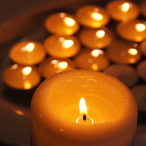 希望的蜡烛。(图片由Len Matthews在Flickr提供，CC License)