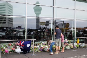 MH17离开的Schiphol机场大门已经铺设了许多鲜花，慰问和愿望。
