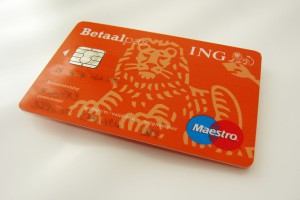 ING Betaalpas -荷兰主要银行之一的借记卡。有了这些，接触式厕所也已经成为可能。(图片来源:24oranges)nl at Flickr.com)