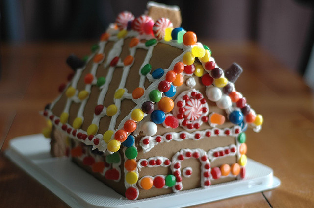 Flickr.com上Carrie Stephens的Gingerbread House的图像已获得2.0的许可。