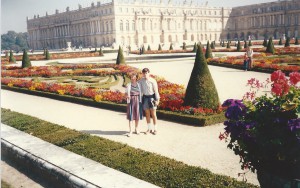1985年，我和接待我的母亲在凡尔赛宫
