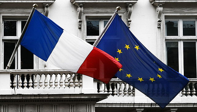 由ZeroTwoZero“法国和欧洲的旗帜”。2.0许可下CC冲锋队。