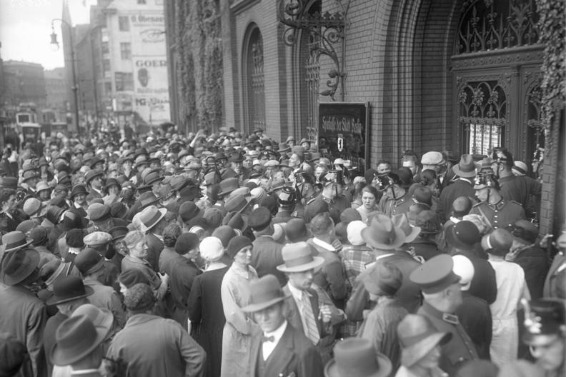 这不是一个黑色星期五销售,但银行挤兑stadtischen储蓄银行(市政储蓄银行银行)于1931年在柏林。(图片由Georg Commons.wikimedia.org Pahl许可证CC SA 3.0德)