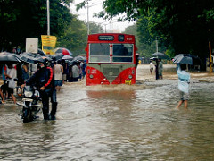当暴雨袭击孟买。
