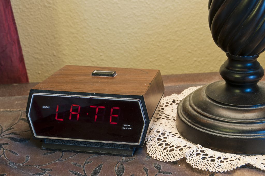 一个闹钟显示“迟到”一词。这可能意味着工作迟到，上学迟到，迟到了预约或会议等等。