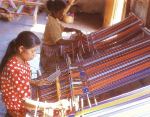 Tais_weaving_in_Lospalos, _East_Timor