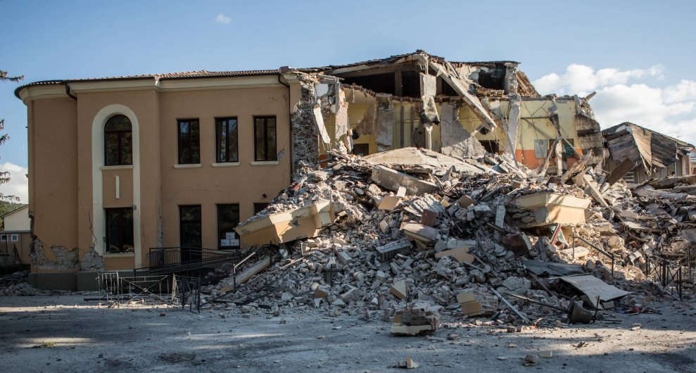 的di Amatrice师范学校,2012年修改的巨大代价抗震能力。甚至地震紧急救援计划中列出的安全区域。