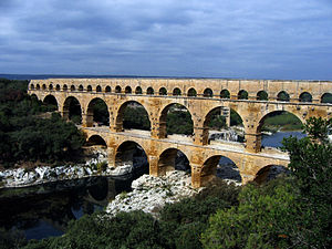 罗马帝国庞特·杜加（Pont du Gard）。由Emanuele提供。