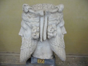 雕像代表Janus Bifrons在梵蒂冈博物馆。