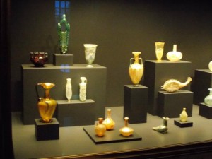 香水瓶和玻璃瓶。由盖蒂别墅博物馆，布列塔尼·加西亚（Brittany Garcia）和几千年前制造的玻璃鼓风机提供。