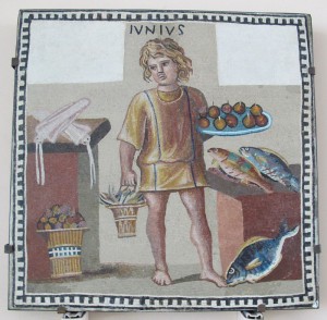 一个男孩拿着一盘水果和可能是一桶螃蟹,鱼和鱿鱼的厨房,在6月面板镶嵌描绘月(3世纪。由开始& Sailko。
