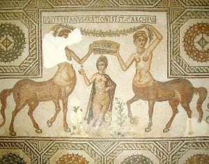 维纳斯两侧的女性半人马(公元2世纪罗马突尼斯的马赛克)。由WikiCommons和GiorcesBardo55提供。