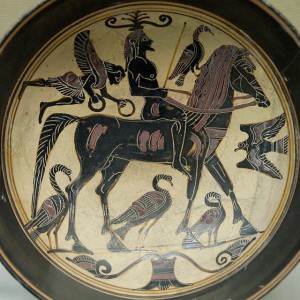 一个自信的骑手，被好兆头的鸟包围着，被一个戴着胜利者花环的耐克走近，这个拉科尼亚黑色图案的kylix，约公元前550-530年。由WikiCommons提供。