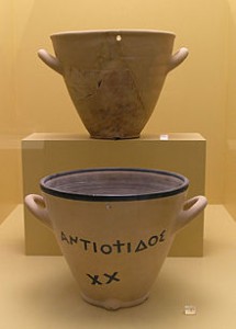 雅典古集市博物馆展出的两个出水水钟。顶部是公元前5世纪晚期的原作。底部是黏土原物的重建。由wikiccommons提供。