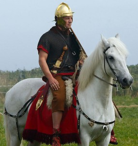 重演罗马骑兵的角色。由WikiCommons & David Friel & FLickr提供。