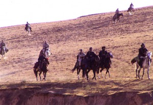 2001年，阿富汗和联合军队在马背上。由WikiCommons提供。