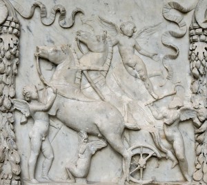 维纳斯和马尔斯祭坛的残片底座，显示丘比特操纵战神的武器和战车，来自图拉真统治时期(公元98-117年)