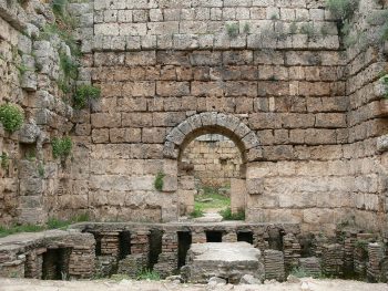 古罗马浴场-温水浴间:前壁hypocaustum。维基共享。