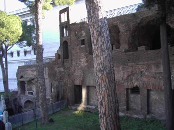 仍然是最高的楼层的脑岛附近Capitolium Aracoeli在罗马。维基共享。
