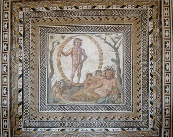 位于Sentinum的一座罗马别墅（今天在马尔马的Sassoferrato）的大地板马赛克的中心。200–250 CE。永恒之神的aion，在一个装饰有黄道象征的天体中。由Wikimedia Commons提供。