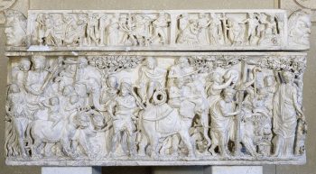 有狄俄尼索斯胜利的石棺。在狄俄尼索斯的神秘崇拜中，许多被描绘的动物都有特殊的意义，包括藏在树上的蜥蜴。维基共享资源提供。