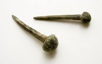 罗马时代锻铁指甲。由Wkimedia Commons提供。