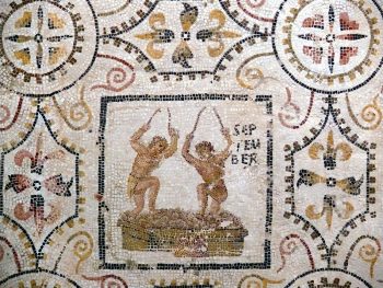 在突尼斯的El Djem(罗马时期的非洲)，两名男子在9月的面板上压葡萄，面板来自3世纪的月份马赛克:[1]在罗马艺术中，这是一个月的特色活动。由Ad Meskens和Wikimedia Commons提供。